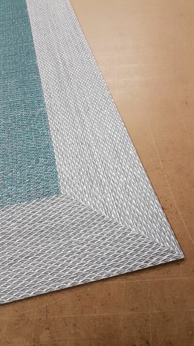 ALFOMBRA DE PVC A MEDIDA ACABADO CENEFA